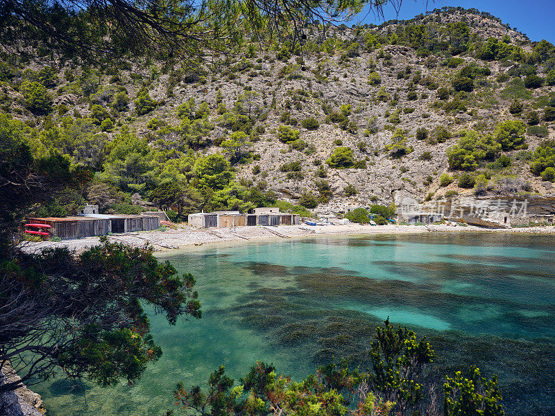 Cala Llentrisca，风景优美的海滩，清澈的海水和渔民的小屋，伊比沙岛，西班牙